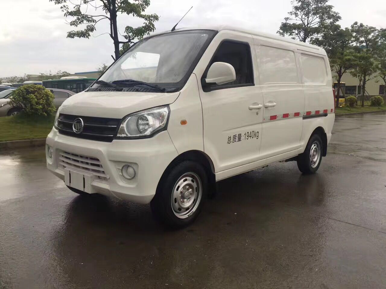 微型厢式客货两用车是服务于日常生活工作和城市物流配送小型搬运的一